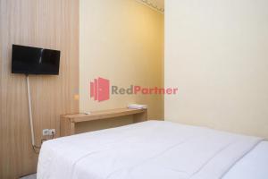 Postel nebo postele na pokoji v ubytování Wisma Fortuna Syariah Mitra RedDoorz + 7 fotografií