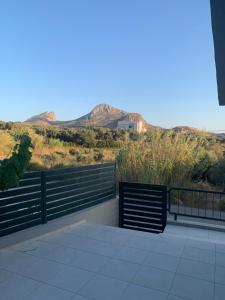 un banco en un balcón con vistas al desierto en Eucalyptοs house, en Lefkogeia