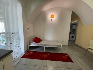een woonkamer met een bank en een rood tapijt bij Exotic Home in Baia