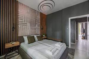 een slaapkamer met een groot wit bed in een kamer bij Synagogue Central Kira Apartment in Boedapest