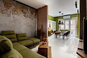 een woonkamer met een bank en een tafel bij Synagogue Central Kira Apartment in Boedapest