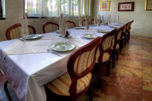 Restoran või mõni muu söögikoht majutusasutuses Hotel Consul