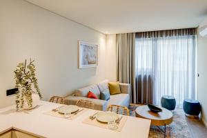 波尔图Blissful Suites Porto by gaiarooms的带沙发和桌子的客厅 更多21张照片