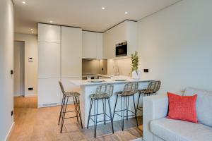 Blissful Suites Porto by gaiarooms的厨房或小厨房