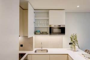 Blissful Suites Porto by gaiarooms的厨房或小厨房