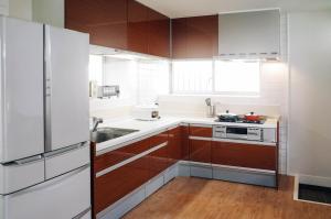A kitchen or kitchenette at 青嵐ペンション海まで50M Pension Seiran is only 50m from the coast