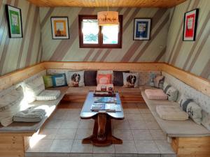 una habitación con sofás y una mesa en una casa en Les Sapins en Bussang