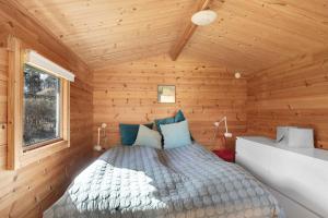 Tempat tidur dalam kamar di Holiday Home With Wood-burning Stove And Pavilion