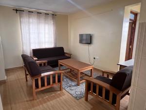 un soggiorno con divano e tavolo di Citypal Apartments a Meru
