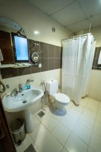 Koupelna v ubytování Al Barakah Mawaddah Hotel