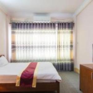 Postel nebo postele na pokoji v ubytování Khách sạn Ngân hàng - Bank Hotel