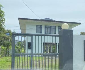 een huis met een hek ervoor bij Ayana Homestay in Labuan
