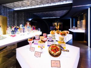 长崎Restay Nagasaki Club (Adult Only)的自助餐,带一碗食物的桌子