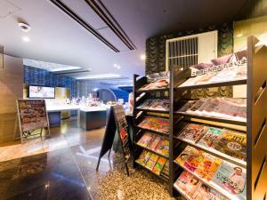 长崎Restay Nagasaki Club (Adult Only)的书架上书架上的书店和柜台