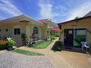 uma casa com um relvado em frente em Alona Austria Resort em Panglao