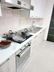 uma cozinha com três panelas no fogão em VILLA PORPORA em Pompeia