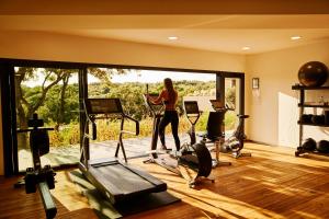 Fitness centrum a/nebo fitness zařízení v ubytování Hôtel & Spa Version Maquis Citadelle