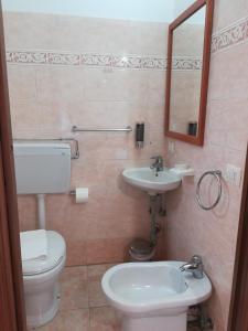 ein Bad mit einem WC und einem Waschbecken in der Unterkunft B&B La Bastia in Scilla