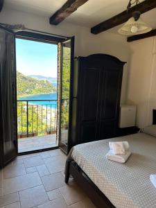 a bedroom with a bed and a view of the ocean at B&B La Bastia in Scilla