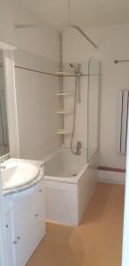 biała łazienka z prysznicem i umywalką w obiekcie Appartement 10 personnes au pied des pistes - Superdévoluy w mieście Superdevoluy