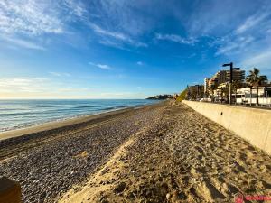 - une plage de sable au bord de l'océan avec des bâtiments dans l'établissement La Terrace, à Oropesa del Mar