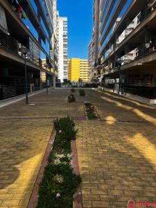 una calle vacía en una ciudad con edificios altos en La Terrace en Oropesa del Mar