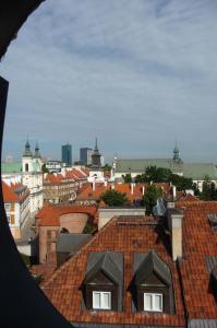 Nespecifikovaný výhled na destinaci Varšava nebo výhled na město při pohledu z apartmánu