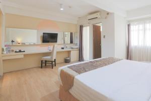 Postel nebo postele na pokoji v ubytování Hotel Gunawangsa Manyar