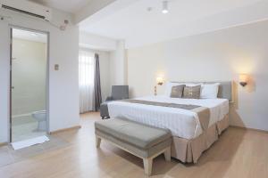 Postel nebo postele na pokoji v ubytování Hotel Gunawangsa Manyar