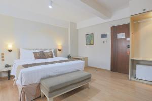 Postel nebo postele na pokoji v ubytování Hotel Gunawangsa Manyar