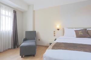 Postel nebo postele na pokoji v ubytování Hotel Gunawangsa Manyar