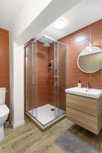 ein Badezimmer mit Dusche und Waschbecken in der Unterkunft L'Escale du Voyage à Nantes in Saint-Sébastien-sur-Loire