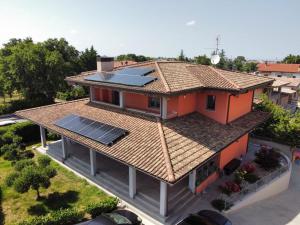 uma imagem de uma casa com painéis solares no telhado em Casa Crognale em Lanciano