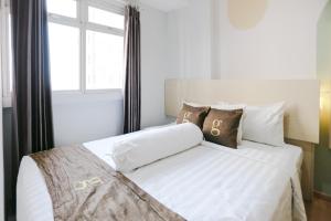 Postel nebo postele na pokoji v ubytování Hotel Gunawangsa Manyar