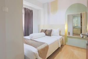 Postel nebo postele na pokoji v ubytování Hotel Gunawangsa Manyar