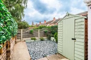 a garden with a wooden shed in a yard at Steeple View House in Lincolnshire