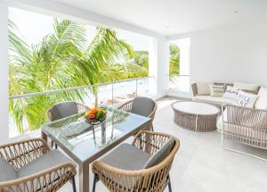 Χώρος καθιστικού στο Aqua Esmeralda Luxury Beach Front Apartment