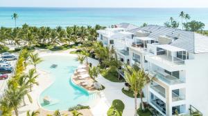 een luchtzicht op het resort met een zwembad en de oceaan bij Aqua Esmeralda Luxury Beach Front Apartment in La Laguna