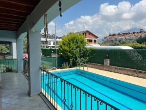 een zwembad bovenop een huis bij Villa Melissa Fethiye in Fethiye