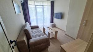 TV a/nebo společenská místnost v ubytování St. Sofia Beach Hotel