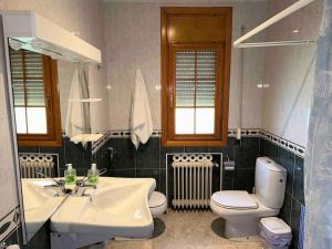 ein Badezimmer mit Waschbecken und Toilette in der Unterkunft Casa Rural Baza in Baza + 42 Fotos