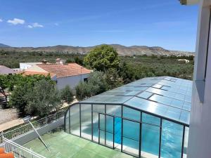 una imagen de una casa con techo de cristal en Casa Rural Baza, en Baza