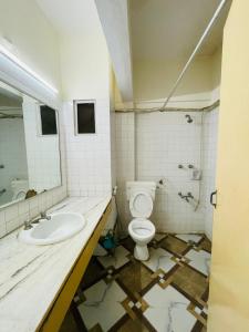 瓦拉納西的住宿－高塔姆酒店，一间带卫生间和水槽的浴室