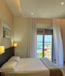 1 dormitorio con 2 camas y vistas al océano en Il Vascello en Porto Cesareo