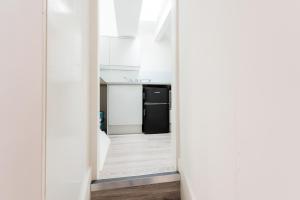 Kuchyň nebo kuchyňský kout v ubytování Stylish Studio near Kensal Green (E)