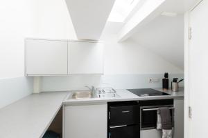 Kuchyň nebo kuchyňský kout v ubytování Stylish Studio near Kensal Green (E)