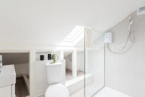 Koupelna v ubytování Stylish Studio near Kensal Green (E) + 19 fotografií