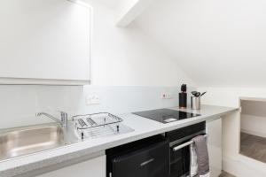 Kuchyň nebo kuchyňský kout v ubytování Stylish Studio near Kensal Green (E)