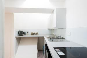 Kuchyň nebo kuchyňský kout v ubytování Stylish Studio near Kensal Green (E)