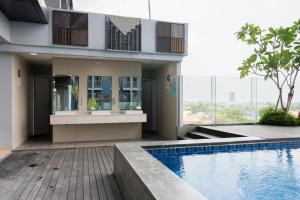 un edificio con piscina frente a un edificio en RedLiving Apartemen Evenciio - Arutala Living en Pondokcina